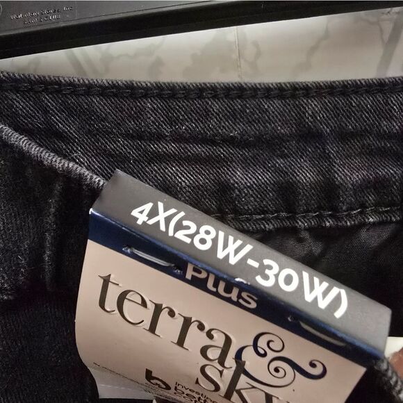 Terra & Sky Women's Plus Size Bermuda Denim Shorts, 7” Inseam, Size 4X (28-30W) - Picture 8 of 9